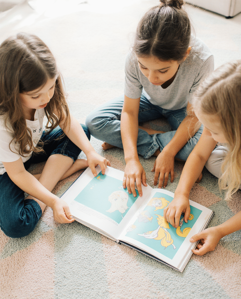 photo_lifestyle_haute_rsolution_de_trois_enfants_de_710_ans_assis_en_cercle_sur_un_tapis_pastel_lis_pa9xqbxm6smi69nehnri_0